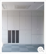 オフィス収納家具〈事務所収納家具〉施工例(システム収納庫・壁面収納庫)の拡大画像