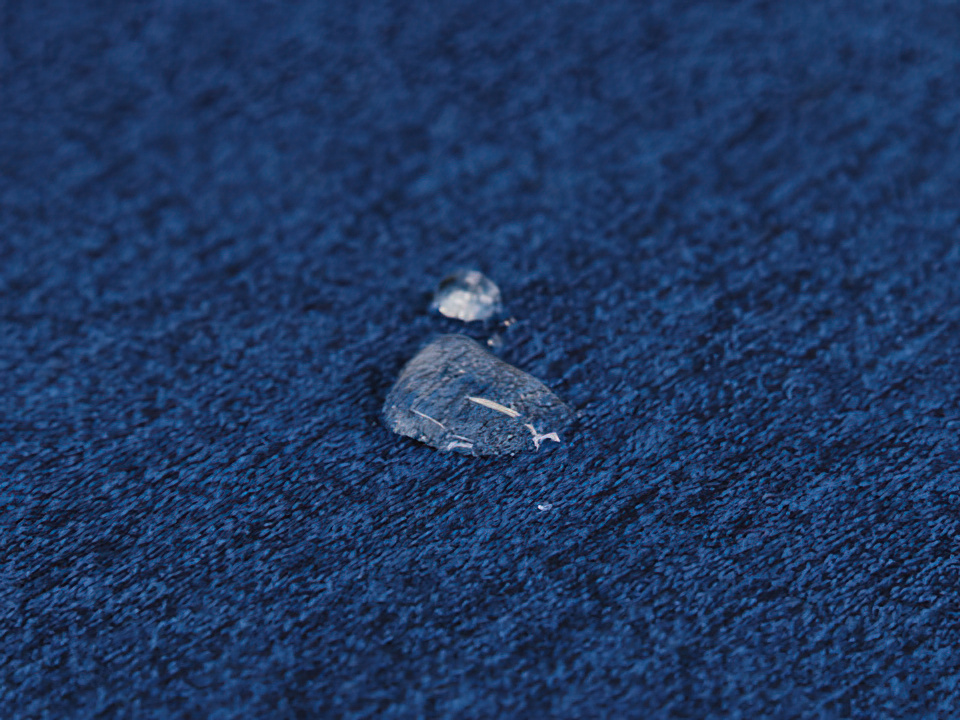 水を弾く撥水仕様の生地