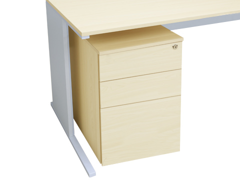 デスク下に収まる